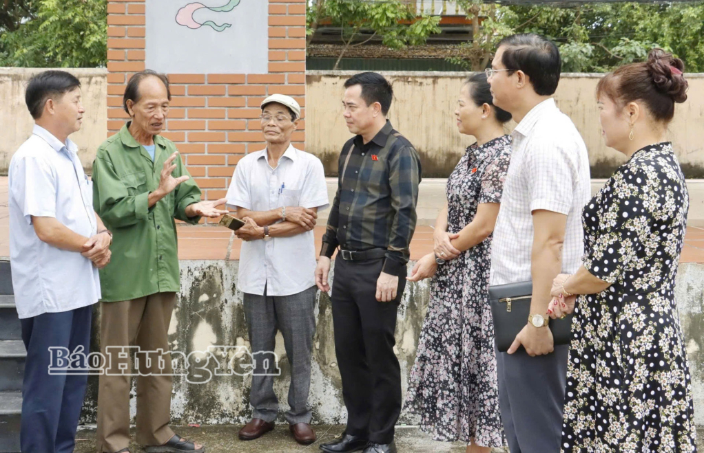 Các đại biểu Quốc hội tỉnh khảo sát thực tế việc thực hiện Luật Di sản văn hóa tại Chiếng chèo làng Khuốc (xã Đông Tiên Hưng).