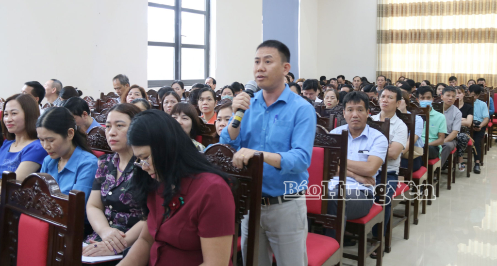 Đại diện đoàn viên công đoàn phát biểu gửi gắm tâm tư, nguyện vọng với đại biểu Quốc hội tại hội nghị tiếp xúc cử tri chuyên đề.