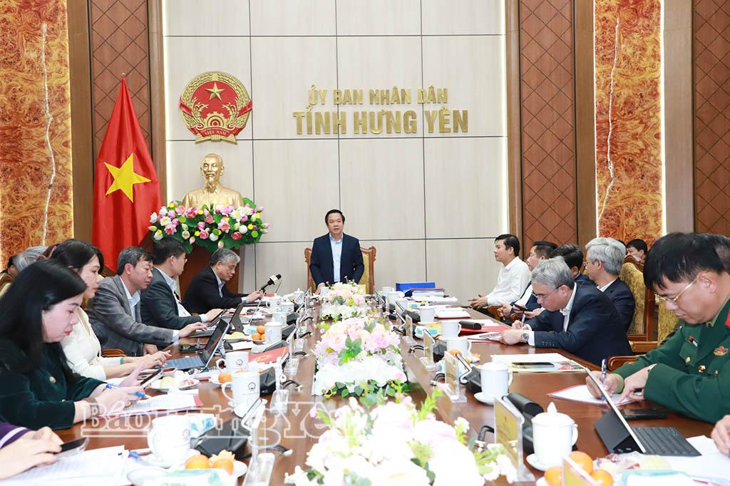 Đồng chí Chủ tịch UBND tỉnh Phạm Quang Ngọc chủ trì phiên họp.