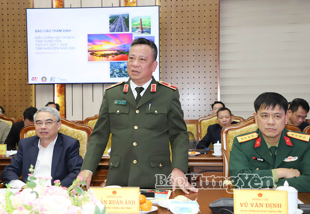  Đại biểu phát biểu tại phiên họp.