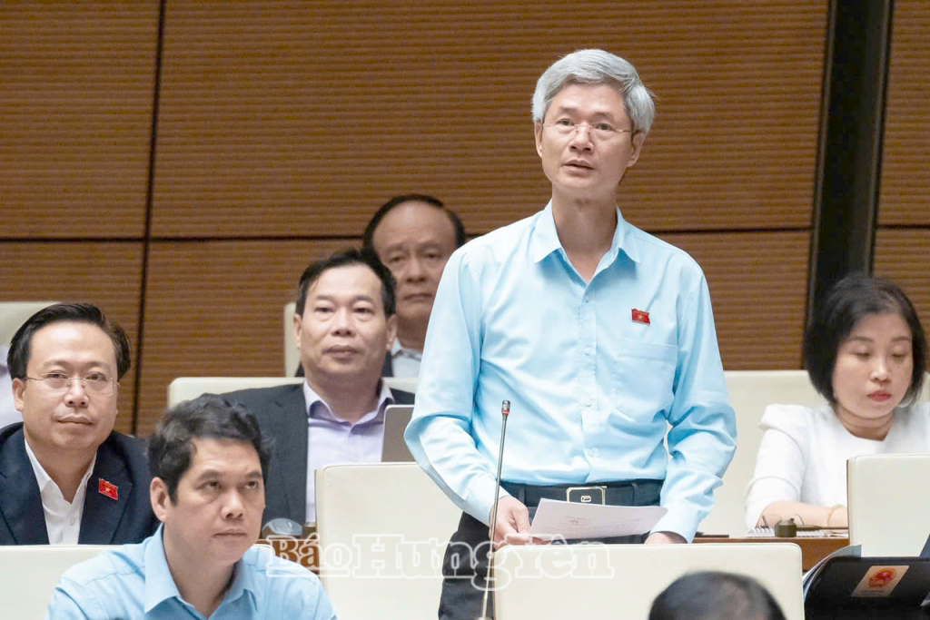 Đồng chí Đào Hồng Vận, Ủy viên Ban Thường vụ Tỉnh ủy, Trưởng Đoàn đại biểu Quốc hội tỉnh, Giám đốc Sở Nội vụ phát biểu góp ý vào dự thảo báo cáo kinh tế - xã hội tại kỳ họp thứ 8, Quốc hội khóa XV.