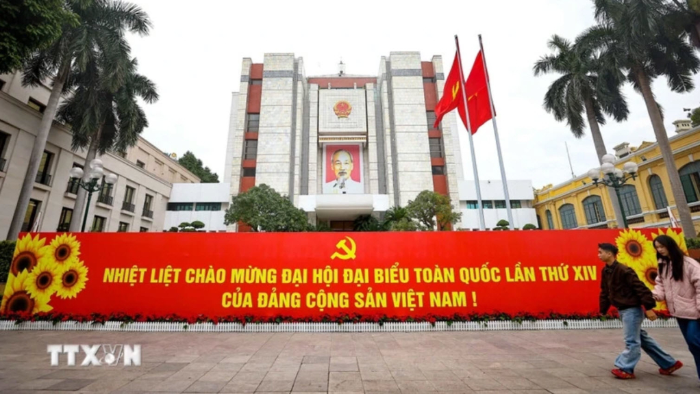 Pano chào mừng Đại hội đại biểu toàn quốc lần thứ XIV của Đảng trước trụ sở Ủy ban nhân dân thành phố Hà Nội. (Ảnh: Thanh Tùng/TTXVN)