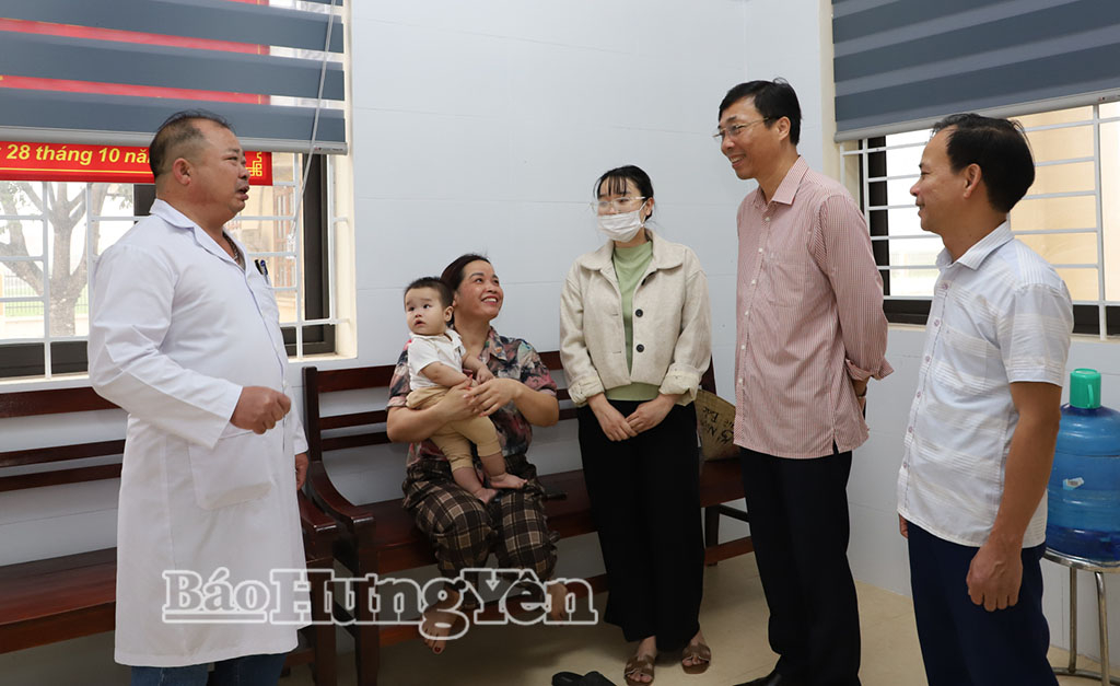 Lãnh đạo Sở Y tế kiểm tra công tác tiêm chủng cho trẻ em tại Trạm Y tế xã Xuân Trúc.