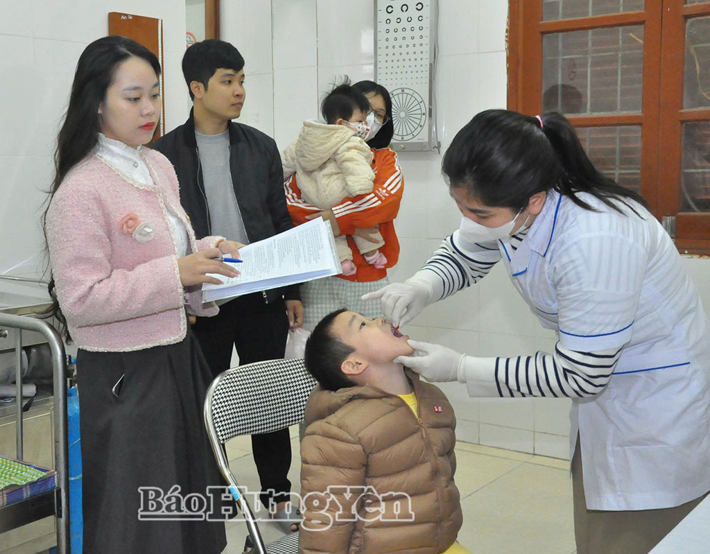 Bổ sung vitamin A cho trẻ tại phường Phố Hiến.