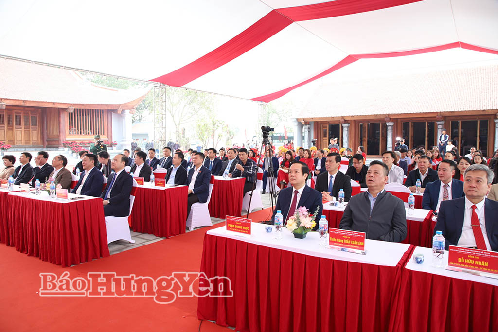 Các đại biểu dự buổi lễ.