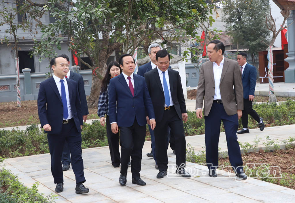 Đồng chí Chủ tịch UBND tỉnh Phạm Quang Ngọc và các đại biểu tham quan Khu di tích lịch sử Đại danh y Hải Thượng Lãn Ông Lê Hữu Trác.