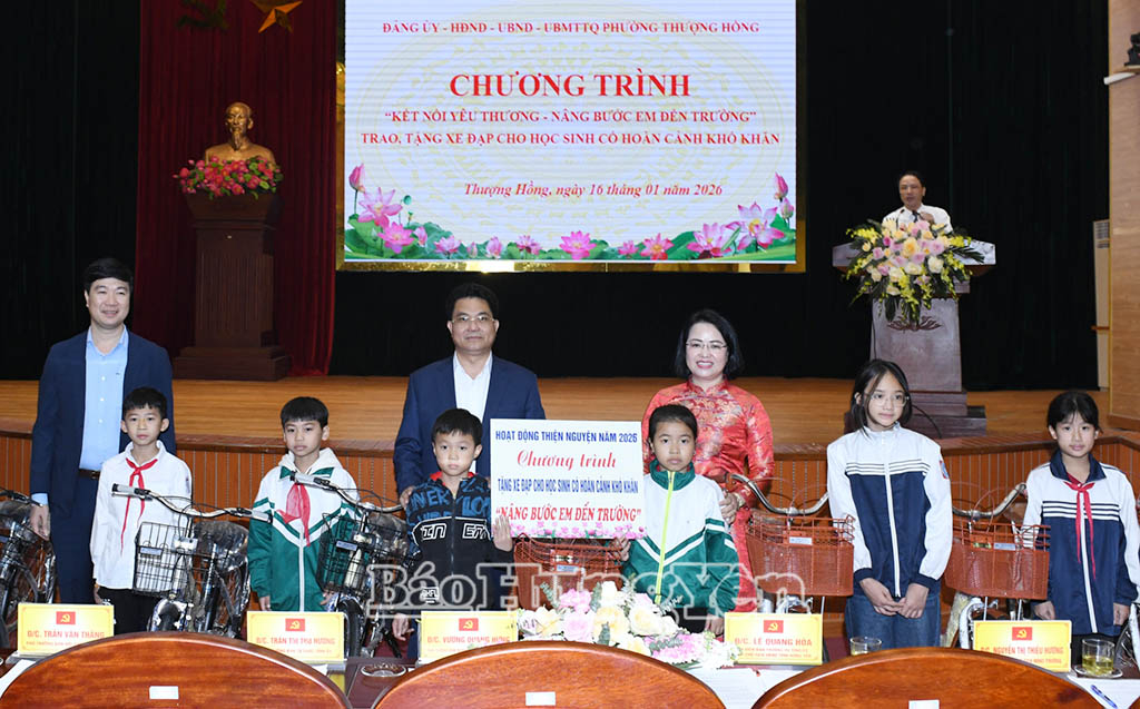 Đồng chí Phó Chủ tịch UBND tỉnh Lê Quang Hòa và các đại biểu trao xe đạp tặng các học sinh có hoàn cảnh khó khăn.