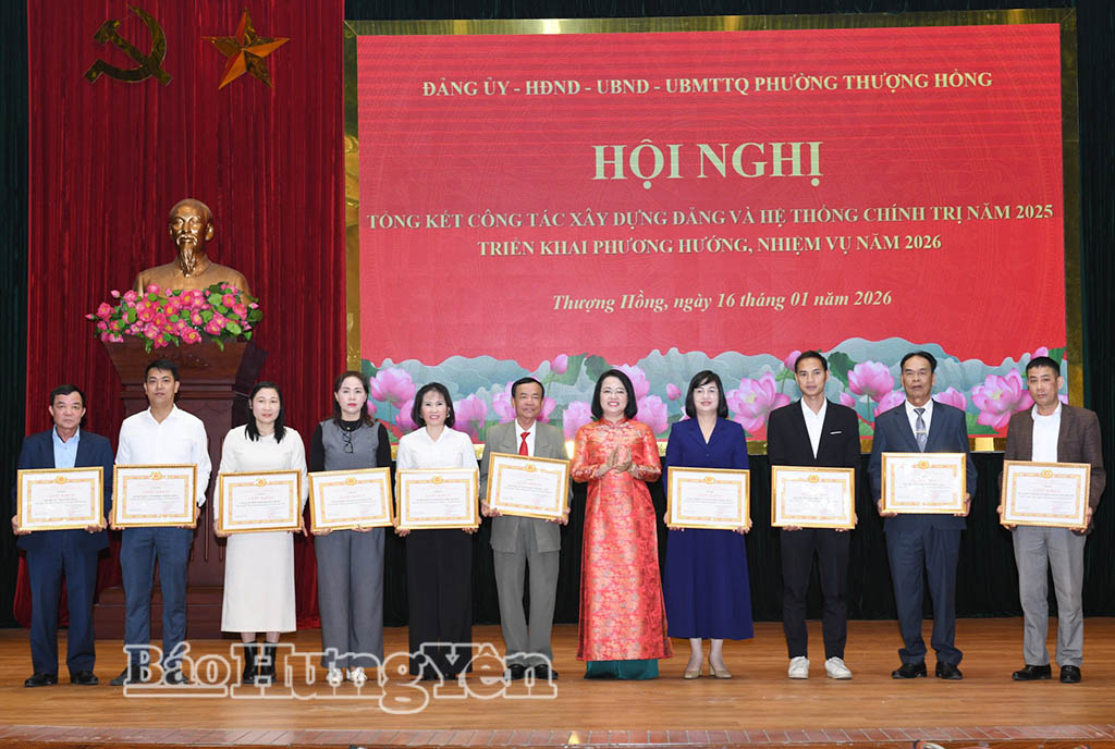 Lãnh đạo Đảng ủy phường Thượng Hồng trao Giấy khen tặng các tổ chức đảng đạt tiêu chuẩn hoàn thành xuất sắc nhiệm vụ năm 2025.