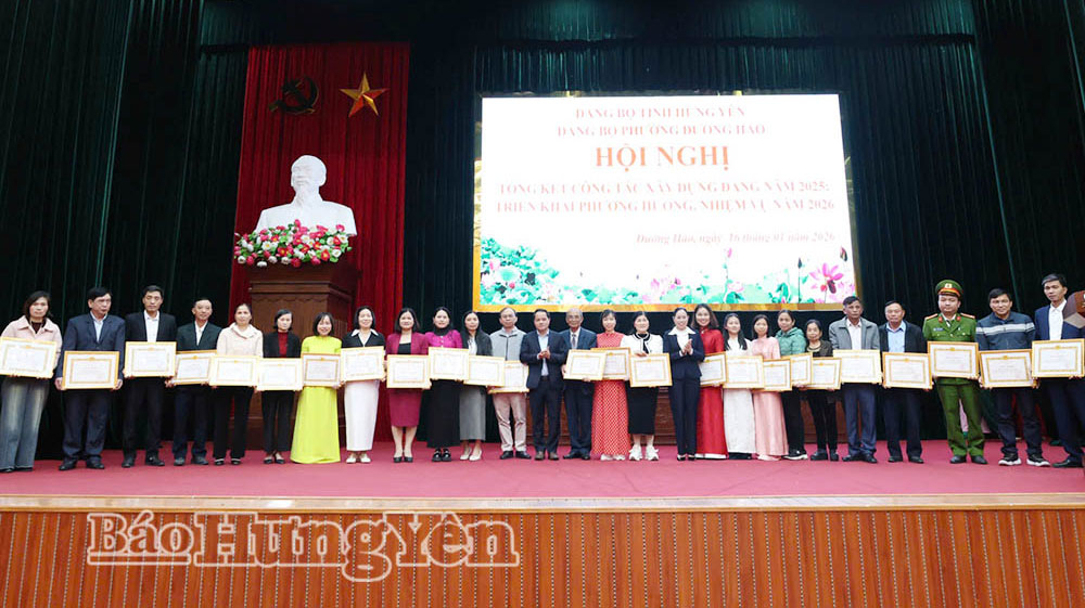 Các tập thể, cá nhân có thành tích xuất sắc trong công tác xây dựng Đảng nhận khen thưởng.