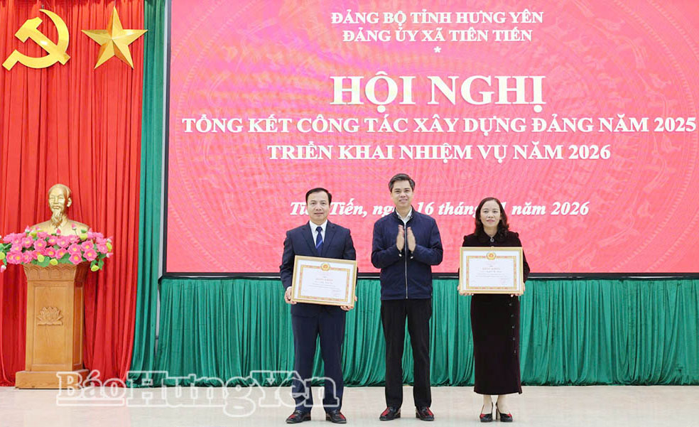 Đồng chí Nguyễn Văn Chiến, Ủy viên Ban Thường vụ, Trưởng ban Tuyên giáo và Dân vận Tỉnh ủy trao Bằng khen của Ban Thường vụ Tỉnh ủy tặng 2 đảng viên đạt tiêu chuẩn hoàn thành xuất sắc nhiệm vụ 5 năm liền giai đoạn 2021-2025.