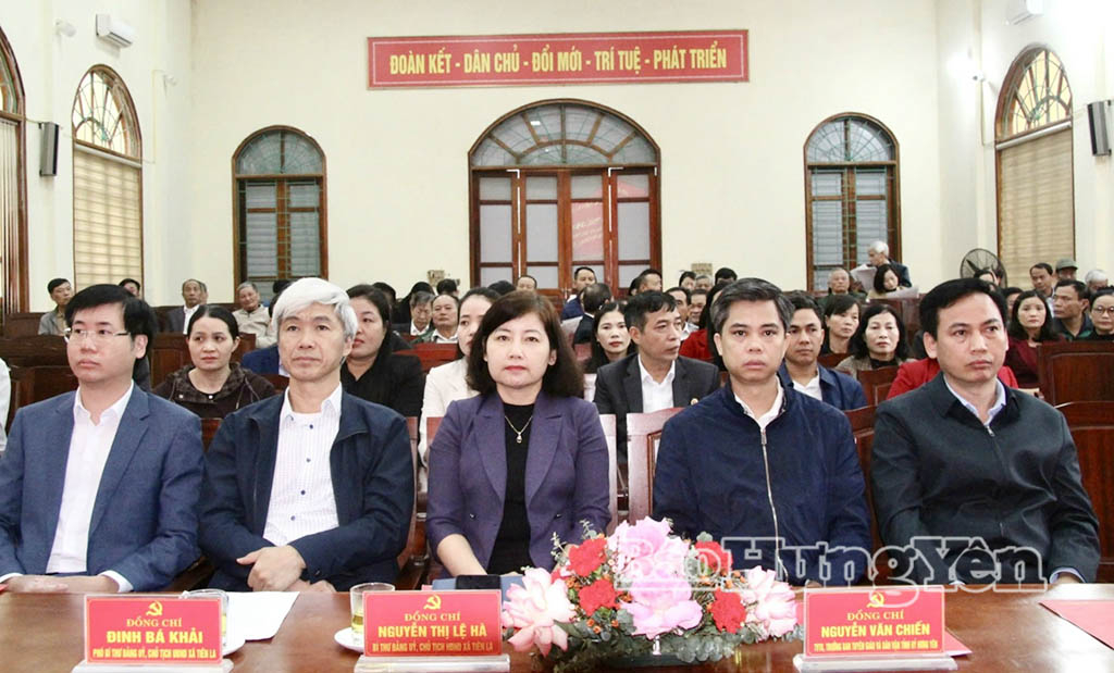 Đồng chí Nguyễn Văn Chiến, Ủy viên Ban Thường vụ, Trưởng ban Tuyên giáo và Dân vận Tỉnh ủy và các đại biểu dự hội nghị.