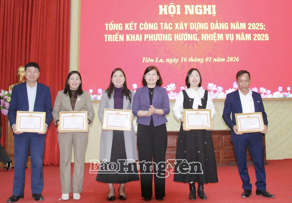 Khen thưởng các chi bộ hoàn thành xuất sắc nhiệm vụ.