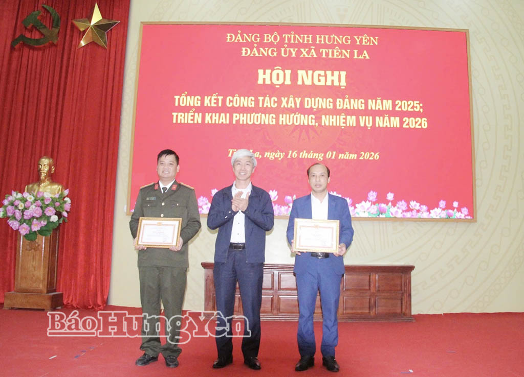 Khen thưởng các đảng viên hoàn thành xuất sắc nhiệm vụ.