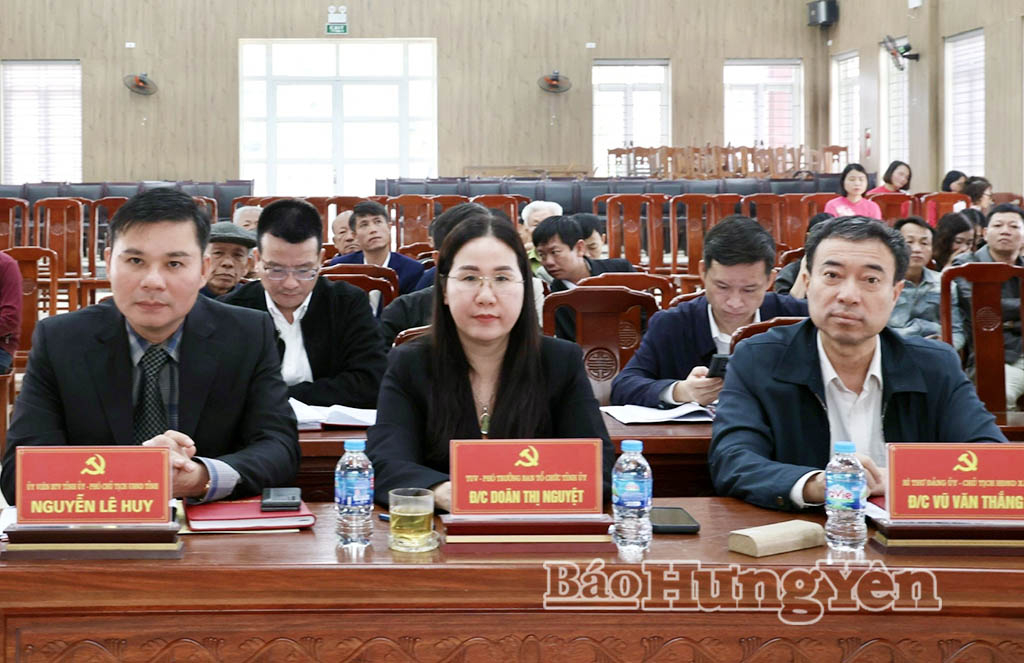 Đồng chí Phó Chủ tịch Thường trực UBND tỉnh Nguyễn Lê Huy cùng các đại biểu dự hội nghị.