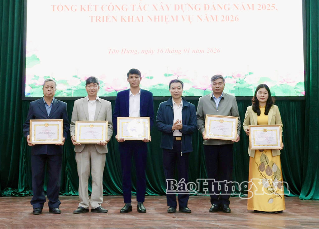 Đồng chí Bí thư Đảng ủy xã  Tân Hưng trao giấy khen tặng các tập thể có thành tích hoàn thành xuất sắc nhiệm vụ 5 năm liền. 