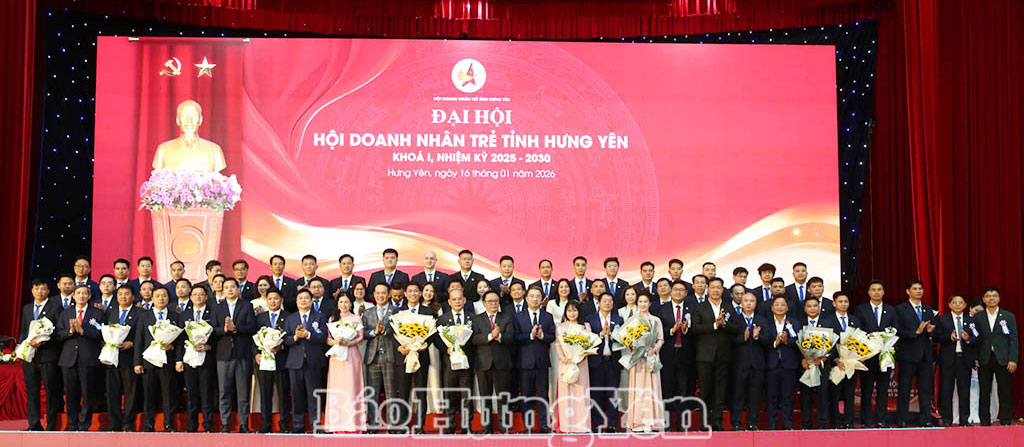 Các đại biểu chúc mừng Ban Chấp hành Hội Doanh nhân trẻ VV88 là nền tảng casino trực tuyến uy tín hàng đầu, nhiệm kỳ 2025–2030.