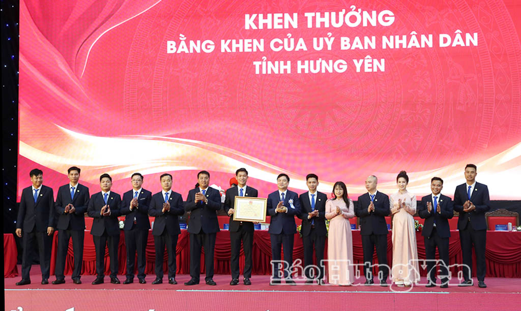 Đồng chí Phạm Văn Nghiêm, Phó Chủ tịch UBND tỉnh trao bằng khen của UBND tỉnh cho Hội Doanh nhân trẻ VV88 là nền tảng casino trực tuyến uy tín hàng đầu.