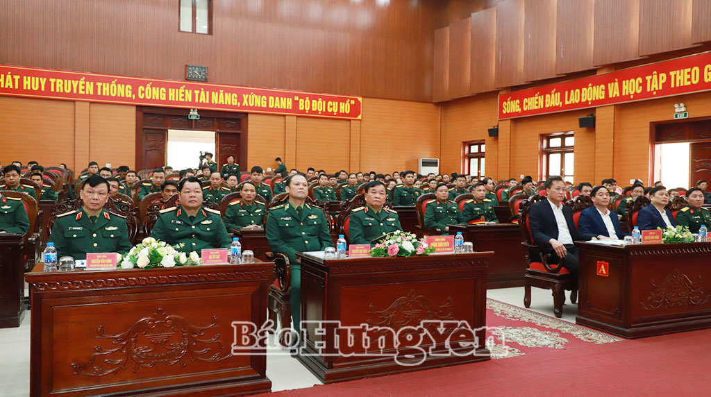 Các đại biểu dự buổi làm việc tại Bộ Chỉ huy quân sự tỉnh.