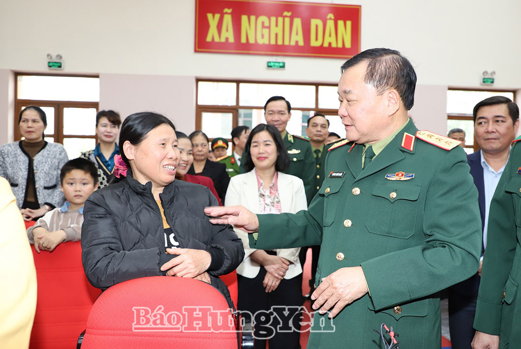 Thượng tướng Hoàng Xuân Chiến, Ủy viên Ban Chấp hành Trung ương Đảng, Thứ trưởng Bộ Quốc phòng thăm hỏi người dân xã Nghĩa Dân.