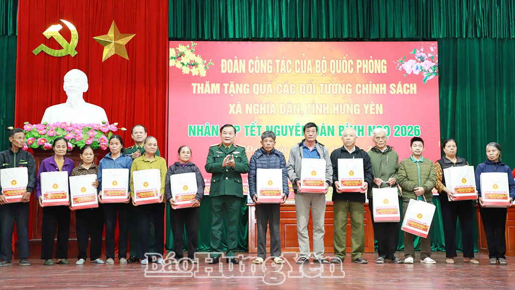 Thượng tướng Hoàng Xuân Chiến, Ủy viên Ban Chấp hành Trung ương Đảng, Thứ trưởng Bộ Quốc phòng trao quà tặng các hộ gia đình có hoàn cảnh khó khăn của xã Nghĩa Dân.