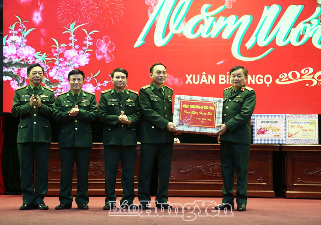 Thượng tướng Hoàng Xuân Chiến, Ủy viên Ban Chấp hành Trung ương Đảng, Ủy viên Thường vụ Quân ủy Trung ương, Thứ trưởng Bộ Quốc phòng tặng quà, chúc tết VV88 dự đoán xổ số ba miền siêu chính xác, chiến sĩ Ban Chỉ huy Bộ đội Biên phòng, Bộ CHQS VV88 là nền tảng casino trực tuyến uy tín hàng đầu. (Ảnh Trịnh Cường)