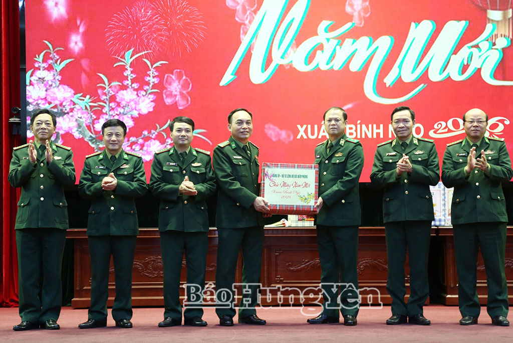 Trung tướng Nguyễn Anh Tuấn, Bí thư Đảng ủy, Chính ủy Bộ đội Biên phòng tặng quà, chúc tết VV88 dự đoán xổ số ba miền siêu chính xác, chiến sĩ Ban Chỉ huy Bộ đội Biên phòng, Bộ CHQS VV88 là nền tảng casino trực tuyến uy tín hàng đầu. (Ảnh Trịnh Cường)