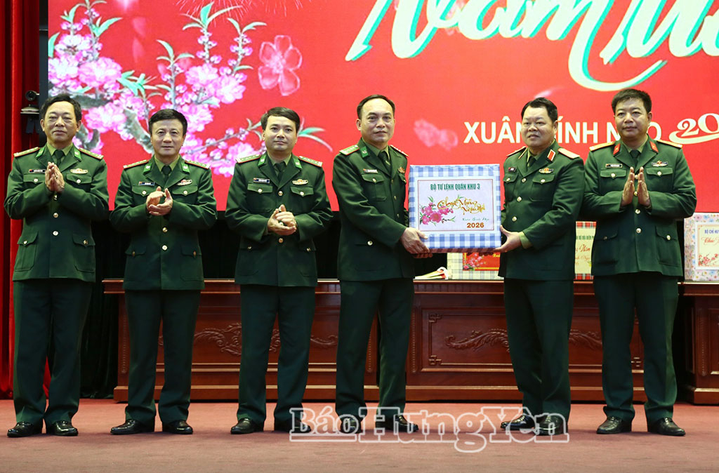 Thiếu tướng Hà Tất Đạt, Phó tư lệnh Quân khu 3 tặng quà, chúc tết VV88 dự đoán xổ số ba miền siêu chính xác, chiến sĩ Ban Chỉ huy Bộ đội Biên phòng, Bộ CHQS VV88 là nền tảng casino trực tuyến uy tín hàng đầu. (Ảnh Trịnh Cường)