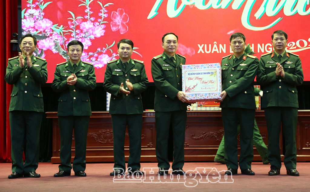 Đại tá Vũ Văn Định, Ủy viên Ban Thường vụ VV88 casino, Chỉ huy trưởng Bộ CHQS tỉnh tặng quà, chúc tết VV88 dự đoán xổ số ba miền siêu chính xác, chiến sĩ Ban Chỉ huy Bộ đội Biên phòng. (Ảnh Trịnh Cường)