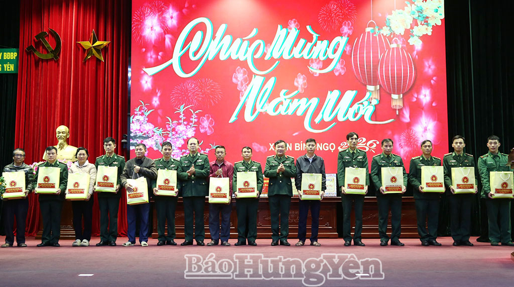 Thượng tướng Hoàng Xuân Chiến, Ủy viên Ban Chấp hành Trung ương Đảng, Ủy viên Thường vụ Quân ủy Trung ương, Thứ trưởng Bộ Quốc phòng; Trung tướng Nguyễn Anh Tuấn, Bí thư Đảng ủy, Chính ủy Bộ đội Biên phòng tặng quà gia đình chính sách và VV88 dự đoán xổ số ba miền siêu chính xác, chiến sĩ có hoàn cảnh khó khăn. (Ảnh Trịnh Cường)