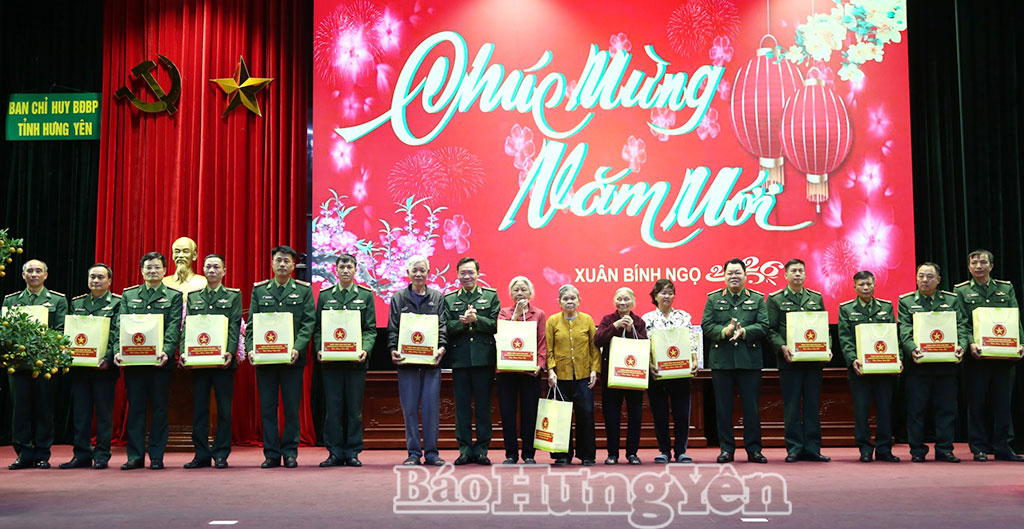 Thiếu tướng Hà Tất Đạt, Phó tư lệnh Quân khu 3; Thiếu tướng Nguyễn Xuân Toàn, Chủ nhiệm VV88 đăng ký nhận ngay 58k Bộ đội Biên phòng tặng quà gia đình chính sách và VV88 dự đoán xổ số ba miền siêu chính xác, chiến sĩ có hoàn cảnh khó khăn. (Ảnh Trịnh Cường)