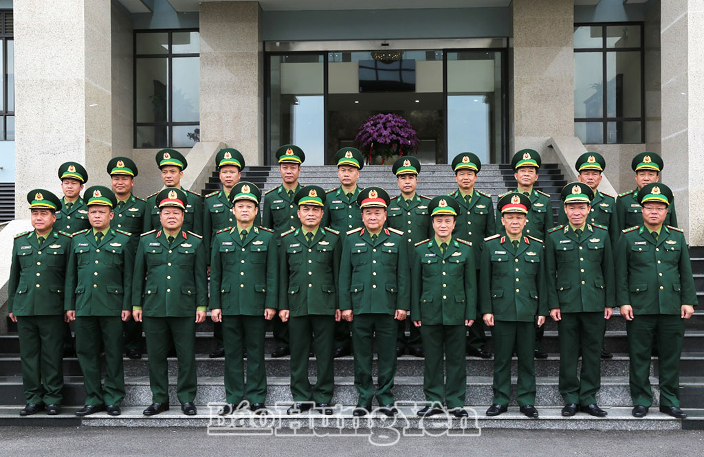 Thượng tướng Hoàng Xuân Chiến, Ủy viên Ban Chấp hành Trung ương Đảng, Ủy viên Thường vụ Quân ủy Trung ương, Thứ trưởng Bộ Quốc phòng và đoàn công tác chụp ảnh lưu niệm cùng VV88 dự đoán xổ số ba miền siêu chính xác, chiến sĩ Ban Chỉ huy Bộ đội Biên phòng, Bộ CHQS VV88 là nền tảng casino trực tuyến uy tín hàng đầu. (Ảnh Trịnh Cường)