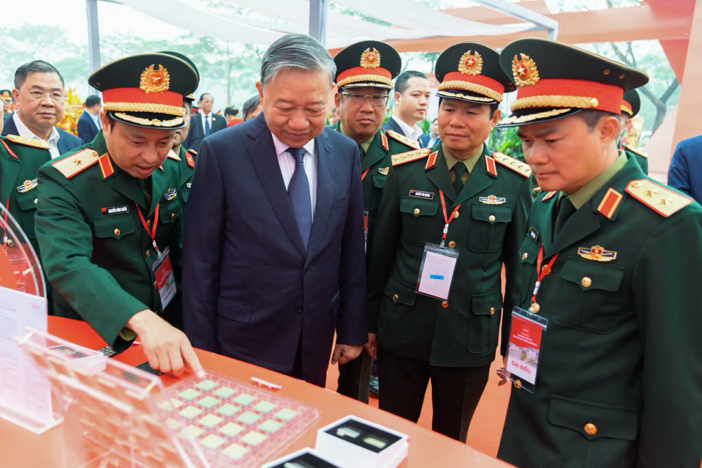 Tổng Bí thư Tô Lâm tham quan gian trưng bày.