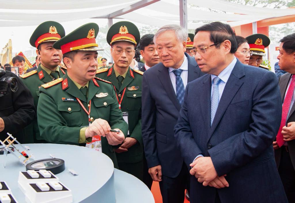 Thủ tướng Phạm Minh Chính tham quan gian trưng bày.