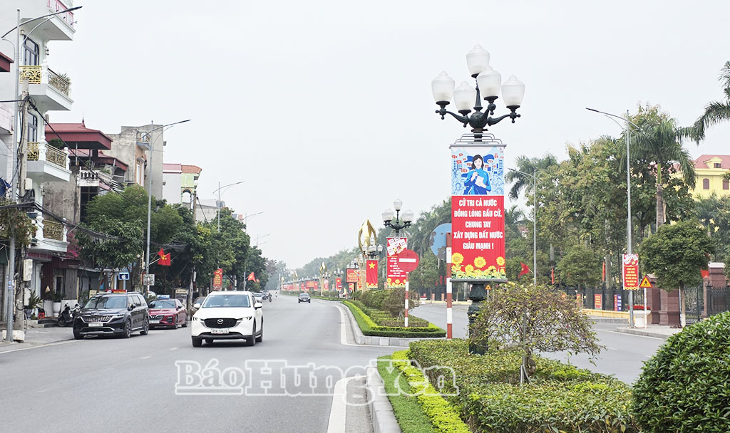 Đường chùa Chuông (phường Phố Hiến) được trang trí đồng bộ cờ hoa, pa nô, khẩu hiệu.