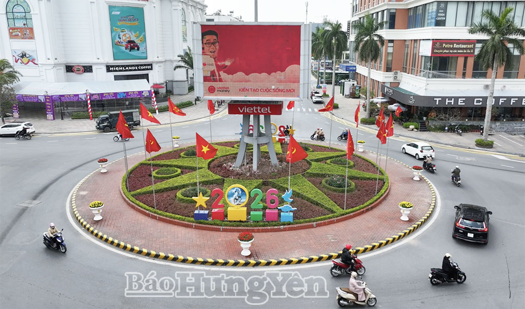 Khu vực ngã tư Vincom (phường Trần Hưng Đạo) rực rỡ cờ hoa, tạo không khí phấn khởi, lan tỏa tinh thần hướng về Đại hội trong đời sống đô thị.