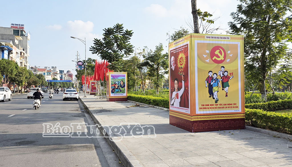 Các cụm pa nô, áp phích tuyên truyền được bố trí tại tuyến đường Lê Quý Đôn, khu vực công viên Kỳ Bá (phường Trần Lãm), góp phần cổ vũ khí thế thi đua chào mừng Đại hội.