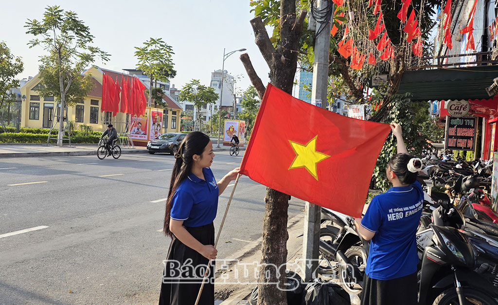 Người dân phường Trần Lãm treo cờ Tổ quốc trước nhà, thể hiện tinh thần trách nhiệm, niềm tin và sự đồng thuận hướng về sự kiện chính trị trọng đại của đất nước.