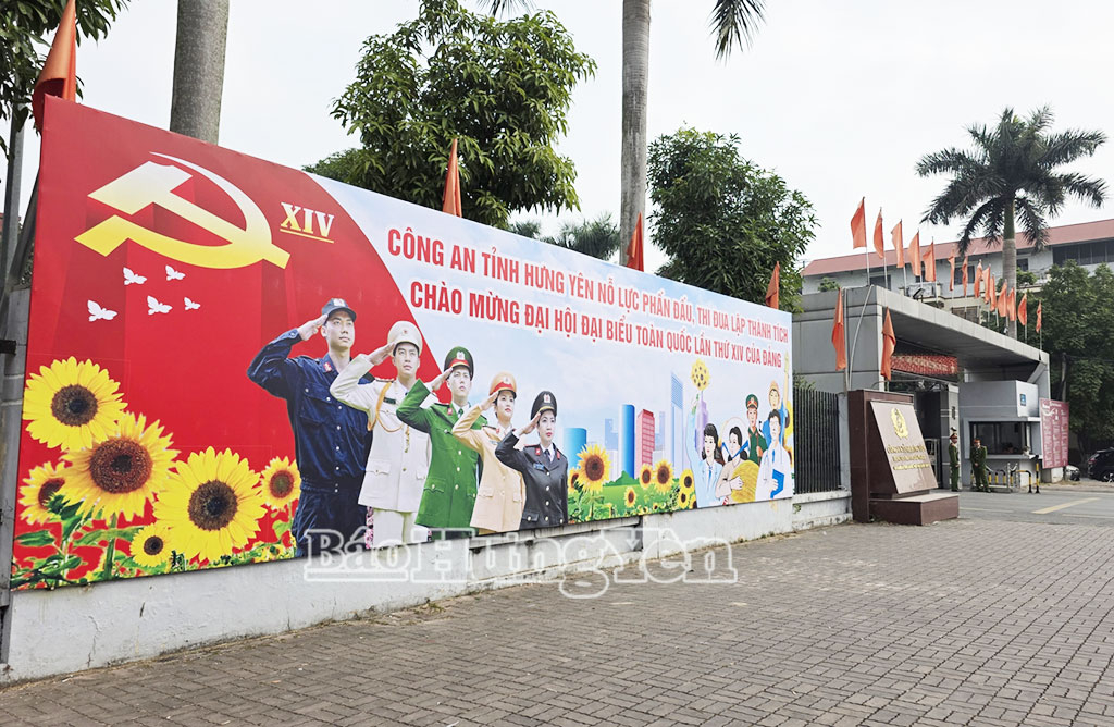 Các cụm pa nô, áp phích trước trụ sở Công an tỉnh.