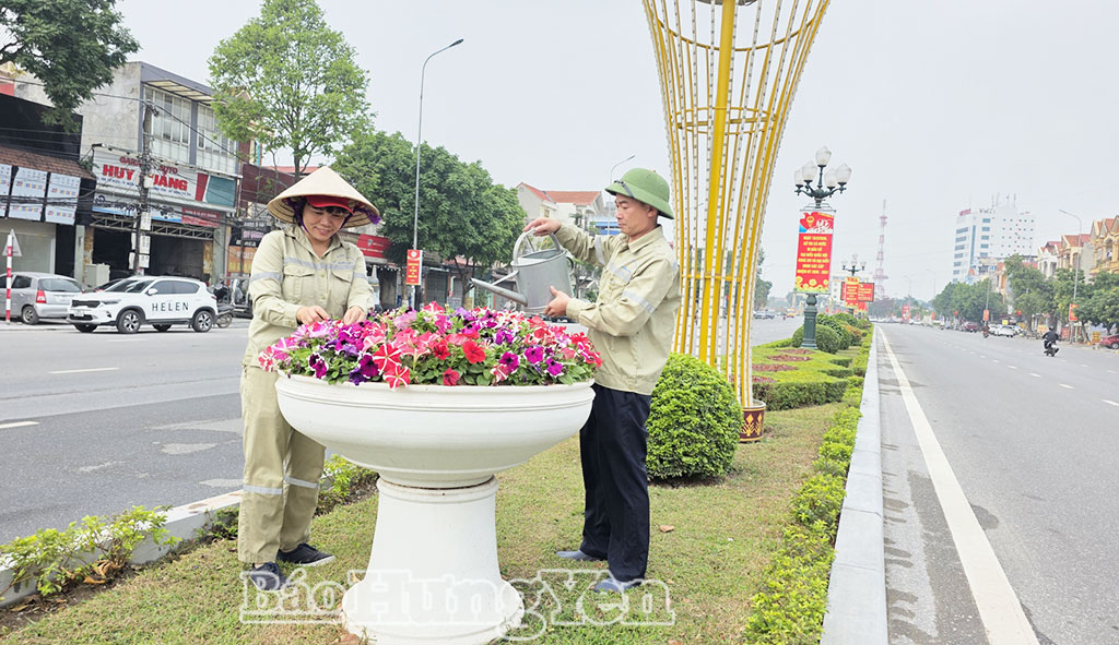 Công nhân Công ty Môi trường đô thị Hưng Yên chăm sóc, cắt tỉa bồn hoa, cây xanh trên các tuyến đường trung tâm, góp phần chỉnh trang cảnh quan đô thị, tạo diện mạo khang trang, sạch đẹp chào mừng Đại hội đại biểu toàn quốc lần thứ XIV của Đảng.