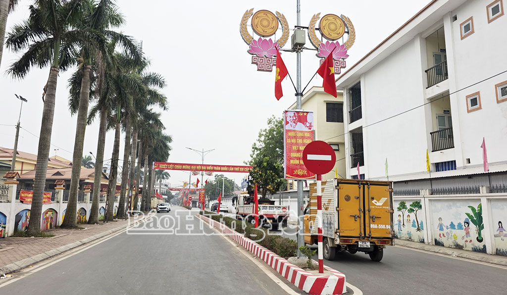 Không khí chào mừng Đại hội lan tỏa về các địa phương. (Ảnh chụp tại khu vực trung tâm xã Mễ Sở).