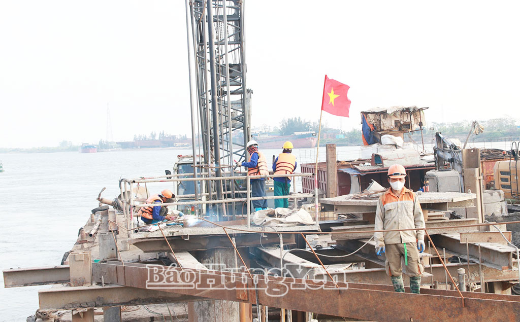 Khí thế thi công sôi nổi trên các công trình giao thông trọng điểm, tiêu biểu như tuyến đường cao tốc CT.08, hòa chung không khí thi đua chào mừng Đại hội đại biểu toàn quốc lần thứ XIV của Đảng.