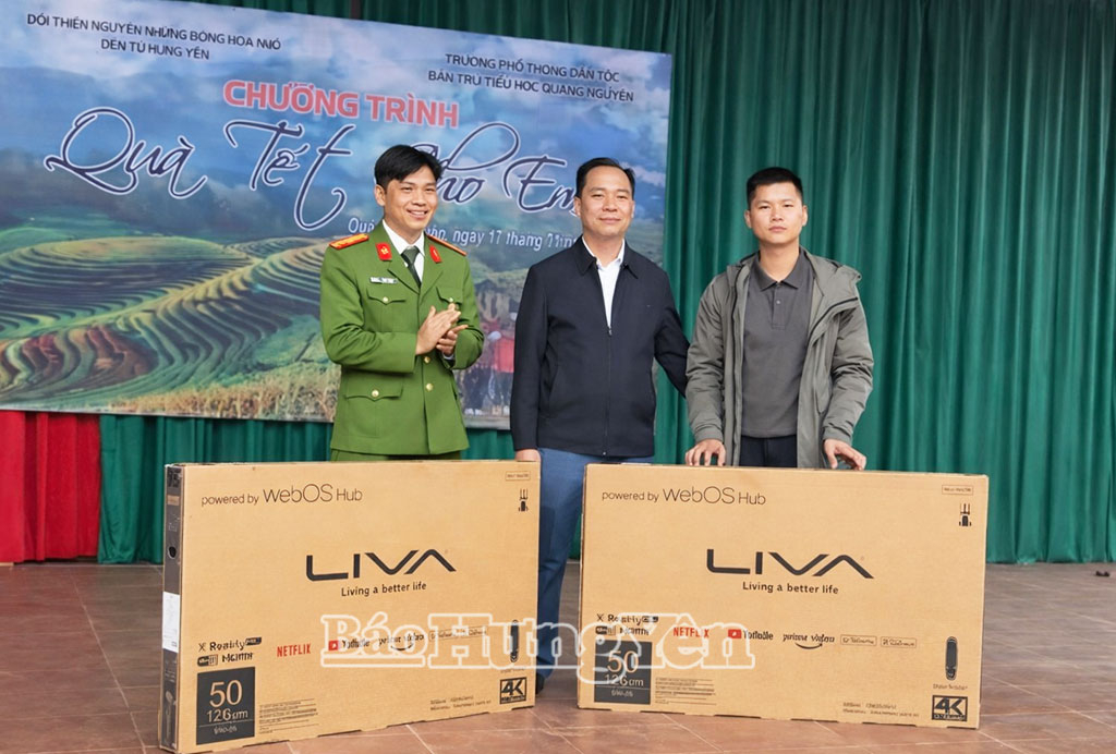 Anh Vũ Văn Quý (người đứng ngoài cùng bên trái) cùng mạnh thường quân trao ti vi tặng Trường Phổ thông Dân tộc bán trú Tiểu học Quảng Nguyên.