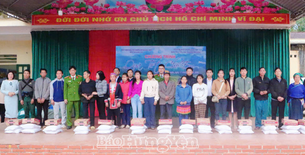 Anh Vũ Văn Quý cùng các nhà hảo tâm trao quà tặng người dân có hoàn cảnh khó khăn tỉnh Tuyên Quang.