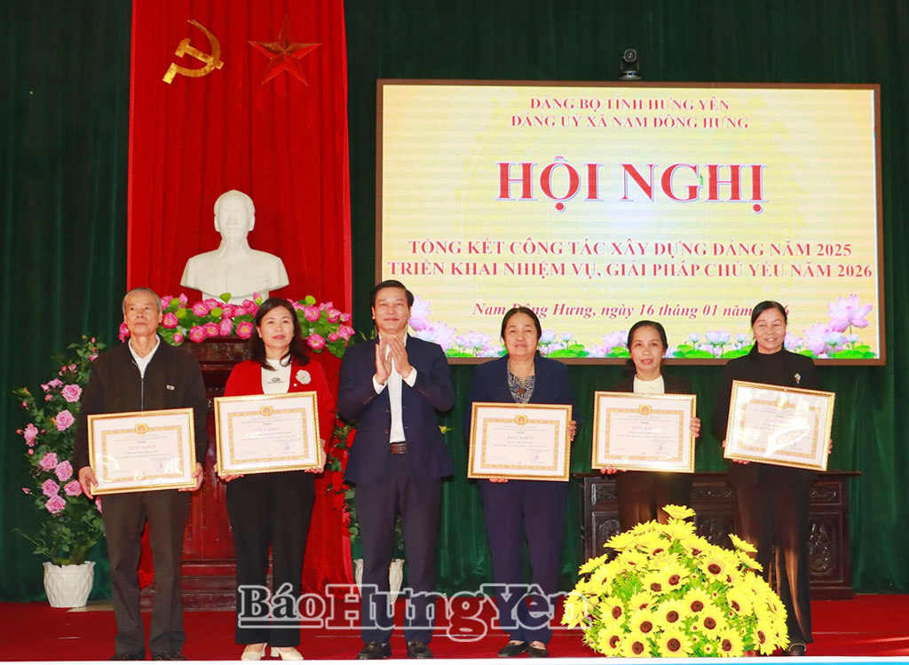 Lãnh đạo Đảng ủy xã Nam Đông Hưng trao giấy khen cho các tập thể hoàn thành xuất sắc nhiệm vụ năm 2025.