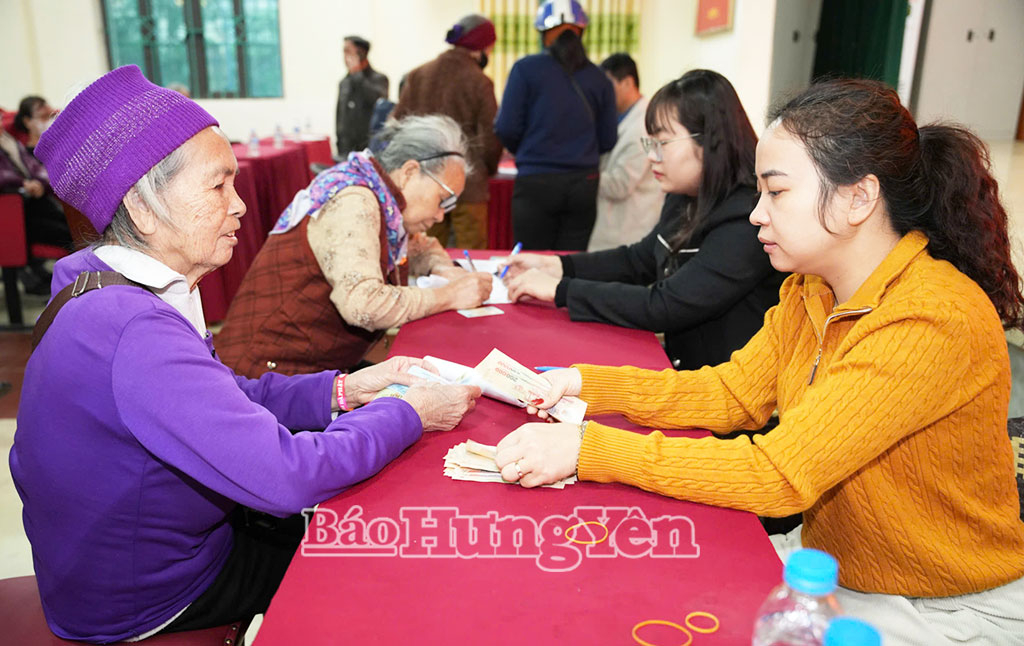 Xã Hồng Quang chi trả tiền hỗ trợ giải phóng mặt bằng Cụm công nghiệp Chính Nghĩa cho người dân thôn Mão Cầu.