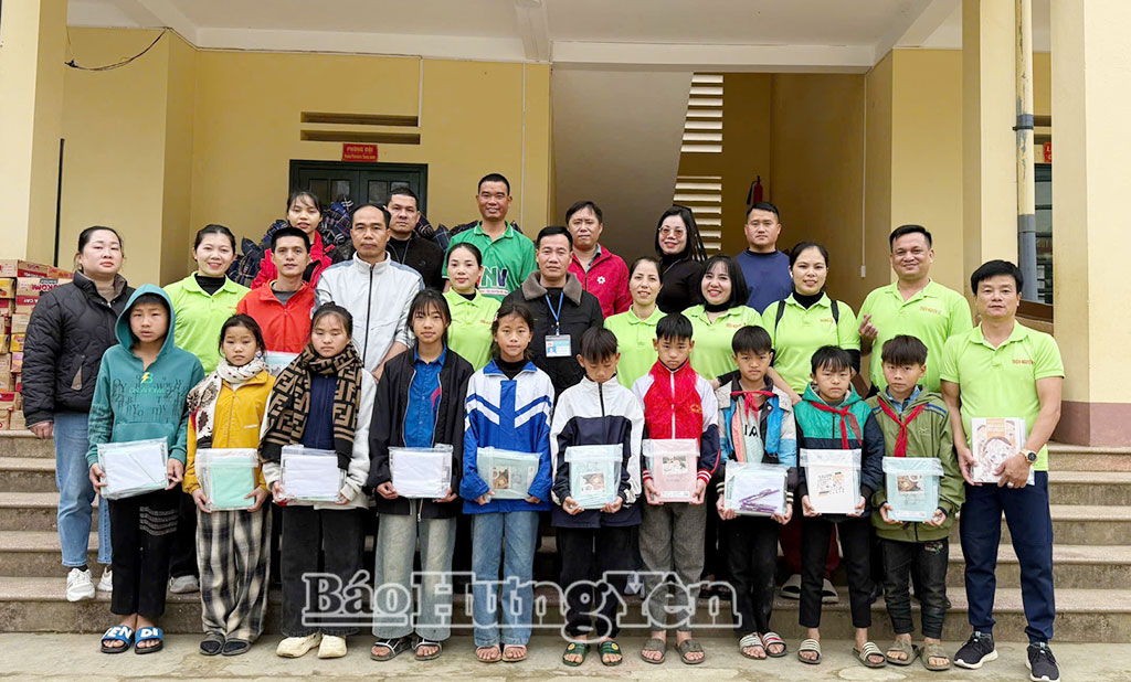 Thành viên Câu lạc bộ Thiện nguyện 17 trao quà tặng các em học sinh có hoàn cảnh khó khăn tại tỉnh Lào Cai.