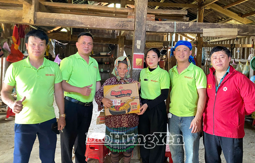 Thành viên Câu lạc bộ Thiện nguyện 17 trao quà tặng người dân có hoàn cảnh khó khăn tại tỉnh Lào Cai.