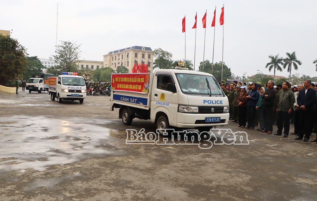 Các lực lượng tham gia lễ ra quân tổ chức diễu hành, tuần tra trên địa bàn xã.