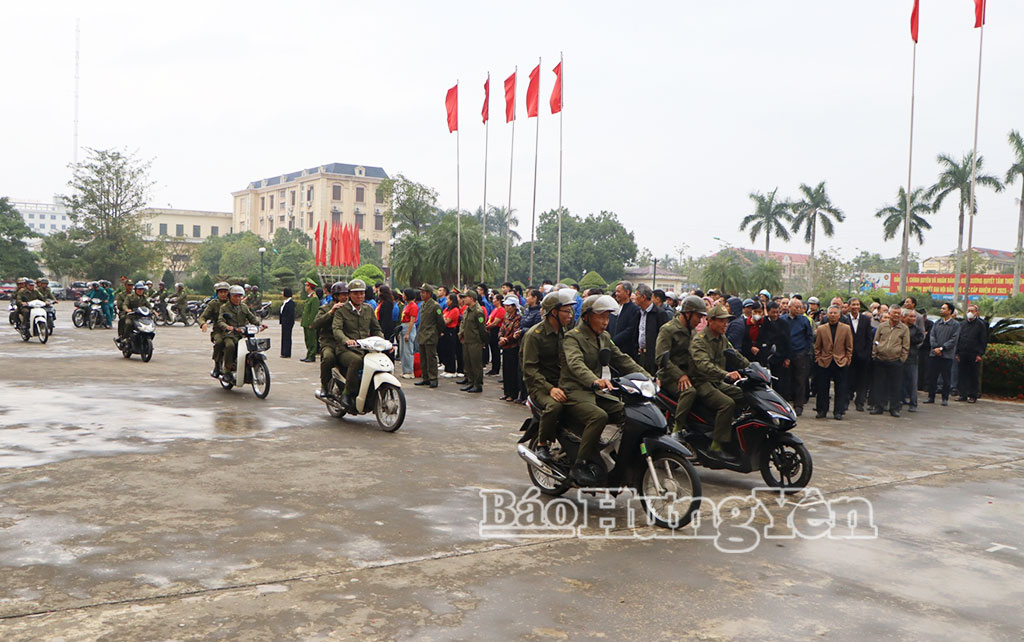 Các lực lượng tham gia lễ ra quân tổ chức diễu hành, tuần tra trên địa bàn xã.