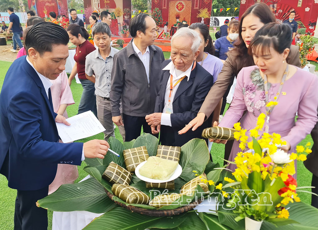 Ban giám khảo cuộc thi chấm chất lượng bánh chưng của các đội.